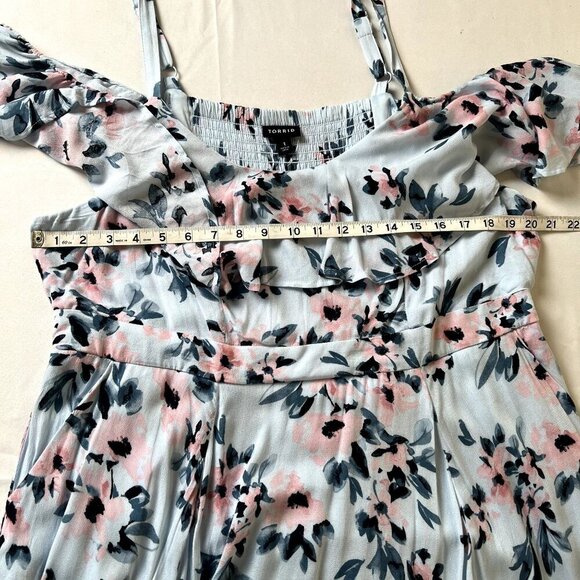 Torrid NWOT Women 1X Blue Floral‎ Cold Shoulder Handkerchief Dress w/Pockets - Picture 4 of 9
